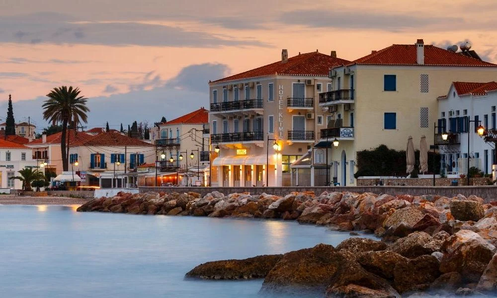 Σπέτσες: Εντολή εισαγγελέα να παραμείνει στο νησί το πλήρωμα του ιστιοπλοϊκού στο οποίο επέβαινε ο 44χρονος